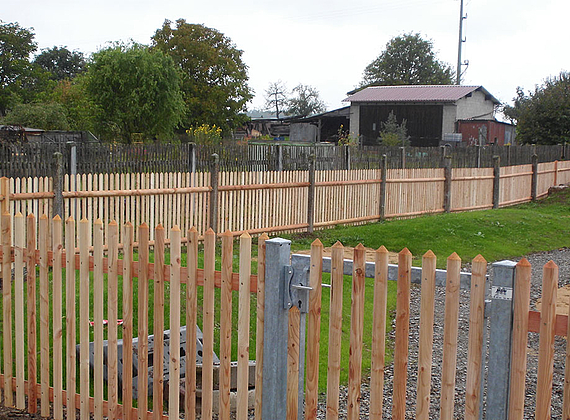 ca. 600 m Holzzaun um Spielplatz